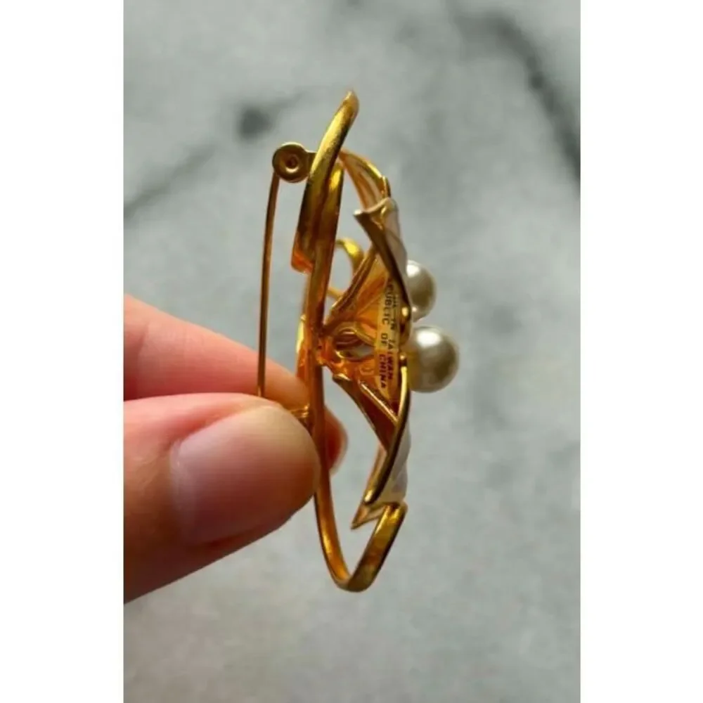 Vintage Enamel Flower Brooch Faux Pearl White Petal Gold Tone 80s Taiwan